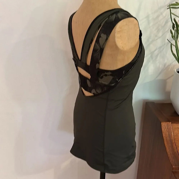 Lululemon sz 6 black and green butterfly print tank bra adjustable back strap - Picture 3 of 7